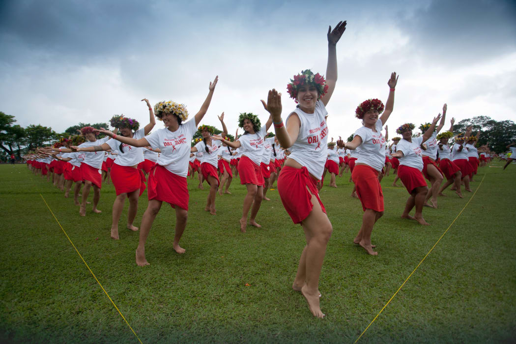 World record set by 2,980 Tahitian dancers