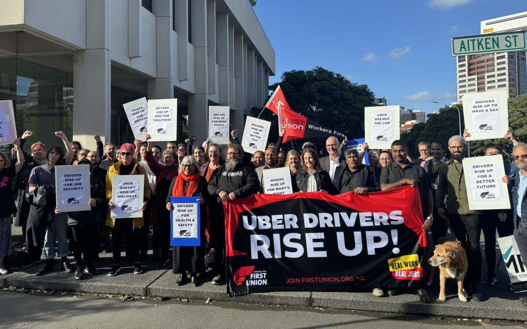 Kierowcy Ubera zbierają się przed Sądem Apelacyjnym w Wellington, 19 marca 2024 r.