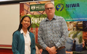 Isabelle Aduna (L) with NIWA chief scientist oceans Dr Mike Williams at the NIWA Wellington Regional Science Fair in 2024.