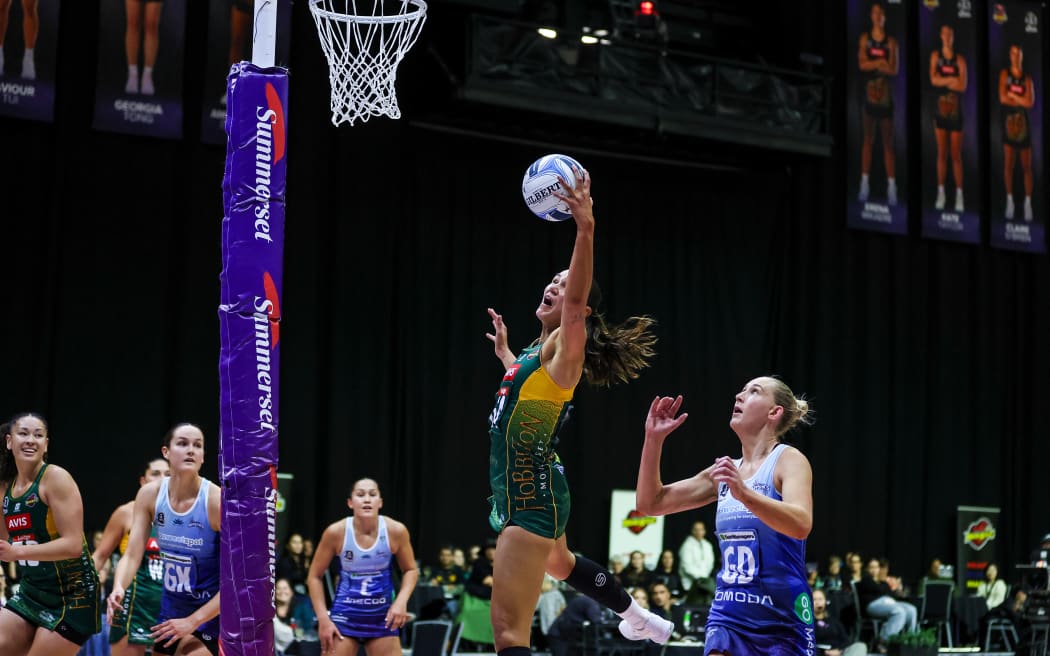 Ameliaranne Ekenasio, left, pulls in the ball for the Waikato Bay of Plenty Magic under the watch of Michaela Sokolich-Beatson of the Northern Mystics in the ANZ Premiership match in Hamilton,  21 June 2025. 
© Mandatory credit: DJ Mills / www.photosport.nz