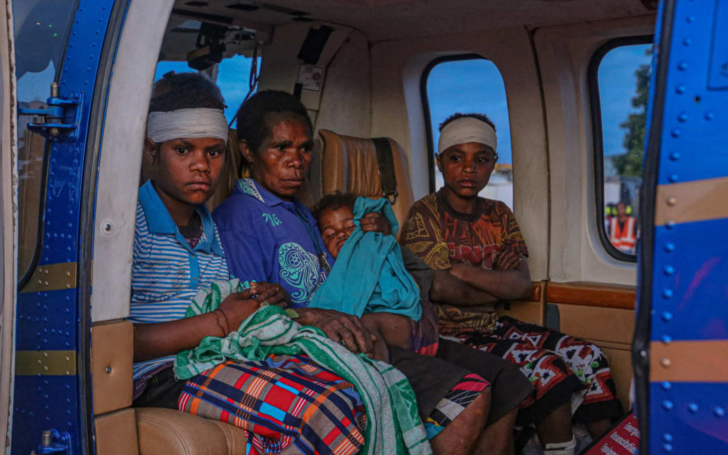 This handout photo taken and received from Manolos Aviation on September 11, 2022, shows injured villagers arriving at a hospital in Lae after being evacuated by helicopter from Wauko Village following a 7.6-magnitude quake which struck off Papua New Guinea's coast. (Photo by Erebiri ZURENUOC / MANOLOS AVIATION / AFP) / RESTRICTED TO EDITORIAL USE - MANDATORY CREDIT "AFP PHOTO / MANOLOS AVIATION / EREBIRI ZURENUOC" - NO MARKETING NO ADVERTISING CAMPAIGNS - DISTRIBUTED AS A SERVICE TO CLIENTS