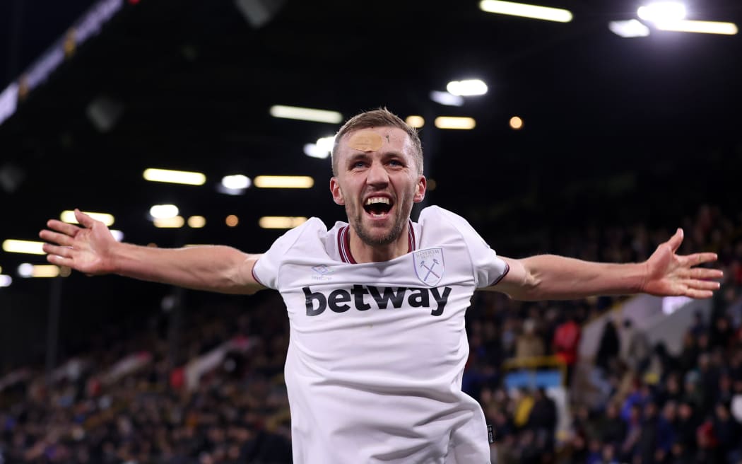 Arsenal miss the chance to return to EPL summit RNZ News
