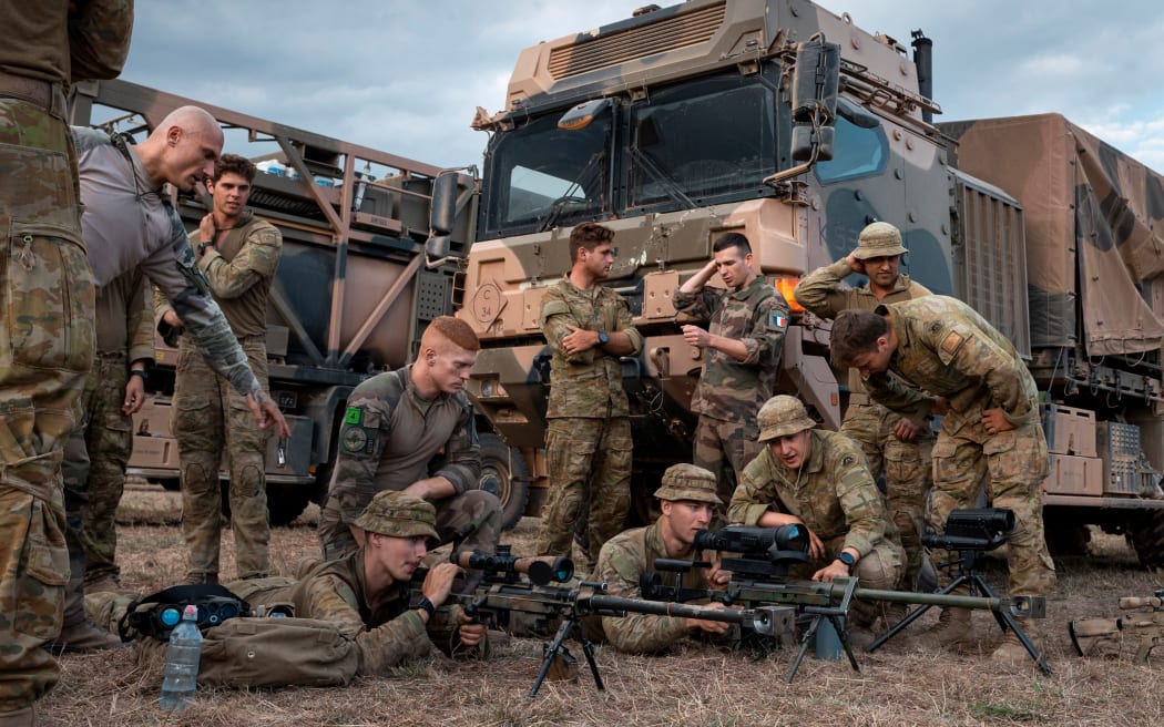 This handout from the Australian Department of Defence taken on July 19, 2023 and released on July 21, 2023 shows soldiers from Australia, New Zealand and France conducting a weapon familiarisation training at Townsville Field Training Area, in preparation for Exercise Talisman Sabre. (Photo by CPL Nicole Dorrett / AUSTRALIAN DEPARTMENT OF DEFENCE / AFP) / -----EDITORS NOTE --- RESTRICTED TO EDITORIAL USE - MANDATORY CREDIT "AFP PHOTO / AUSTRALIAN DEPARTMENT OF DEFENCE/CPL NICOLE DORRETT " - NO MARKETING - NO ADVERTISING CAMPAIGNS - DISTRIBUTED AS A SERVICE TO CLIENTS