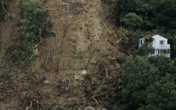Motutara slip, Muriwai.