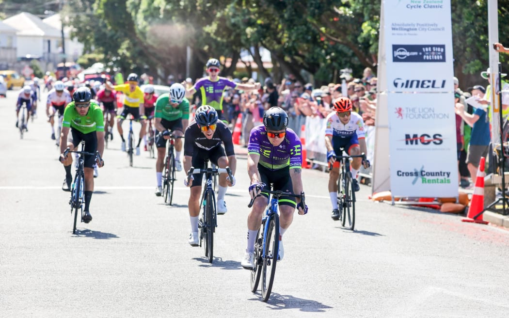 Luke Mudgway wins stage four of the 2023 NZ Cycle Classic.