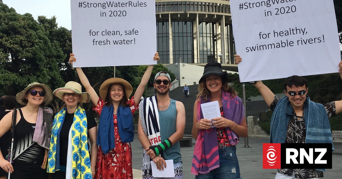 Choose Clean Water group protest outside parliament | RNZ