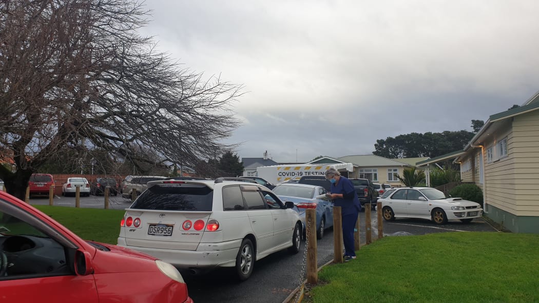 Cars queue at the Covid-19 testing station at Taranaki Base Hospital.