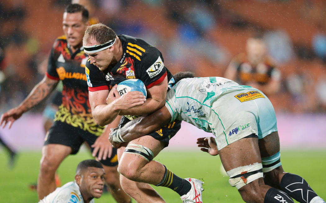 Chiefs defy wet weather to put eight tries past Drua | RNZ News