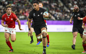 Shannon Frizell breaks through to score a try.