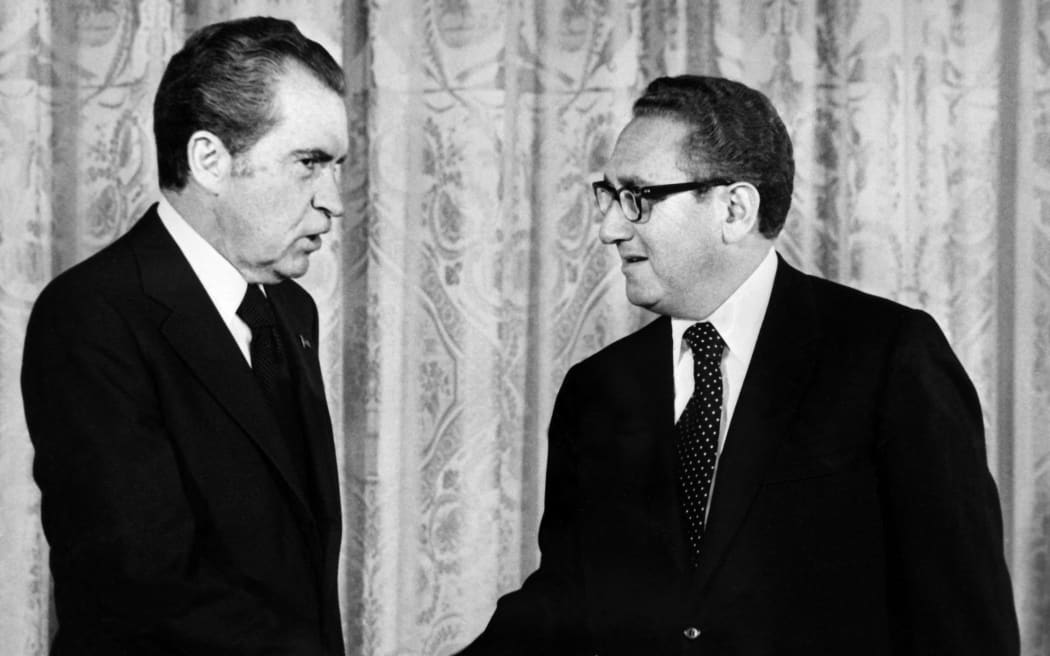 Le président américain Richard Nixon (G) serre la main d'Henry Kissinger, secrétaire d'Etat aux Affaires étrangères, en septembre 1973 à Washington.
US président Richard Nixon (L) shakes hands with Henry Kissinger, foreign Secretary of State, September 1973 in Washington. (Photo by AFP FILES / AFP)