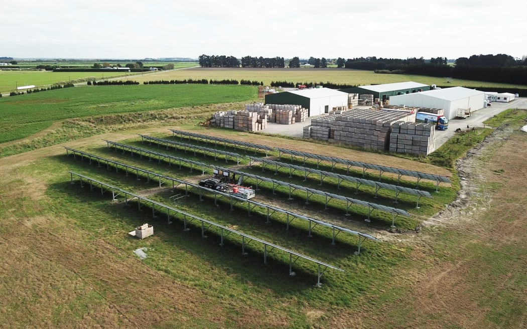 ifth generation vege grower Robin Oakley has installed a 220 kilowatt solar operation to power the processing and packing site in Southbridge.