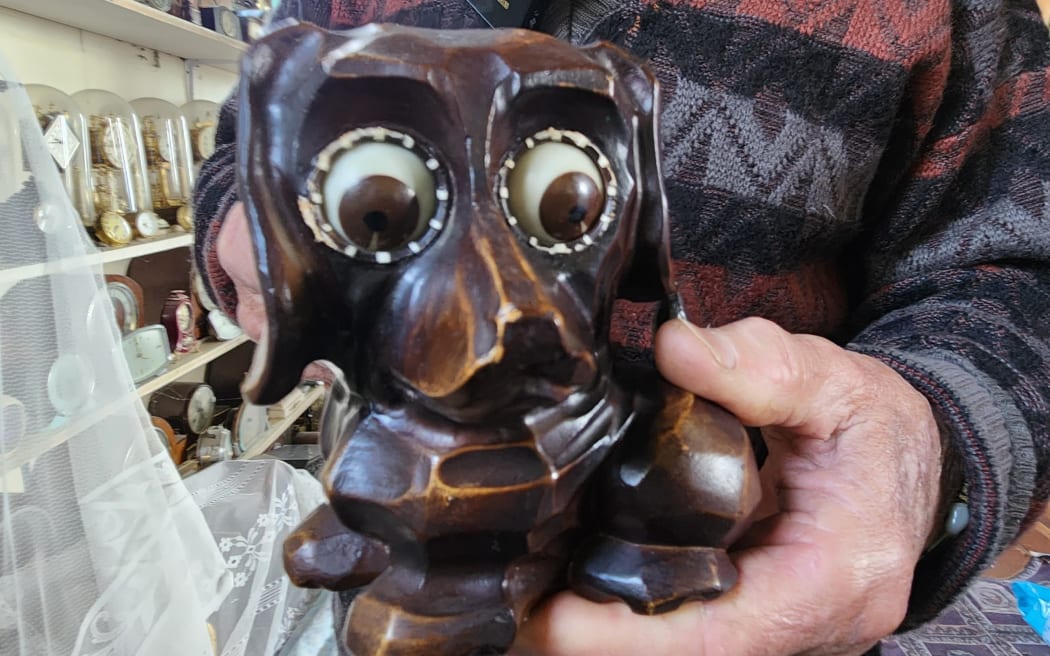 Fritz' eyeballs tell the time