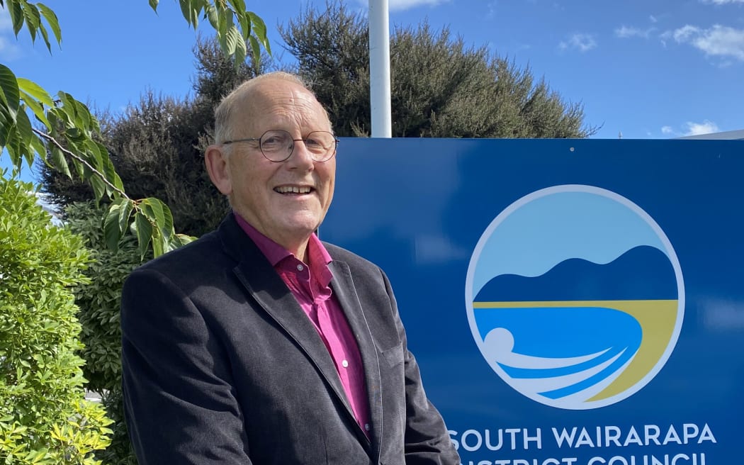 South Wairarapa District Council Mayor Martin Connelly has had a vote of no confidence passed against him.