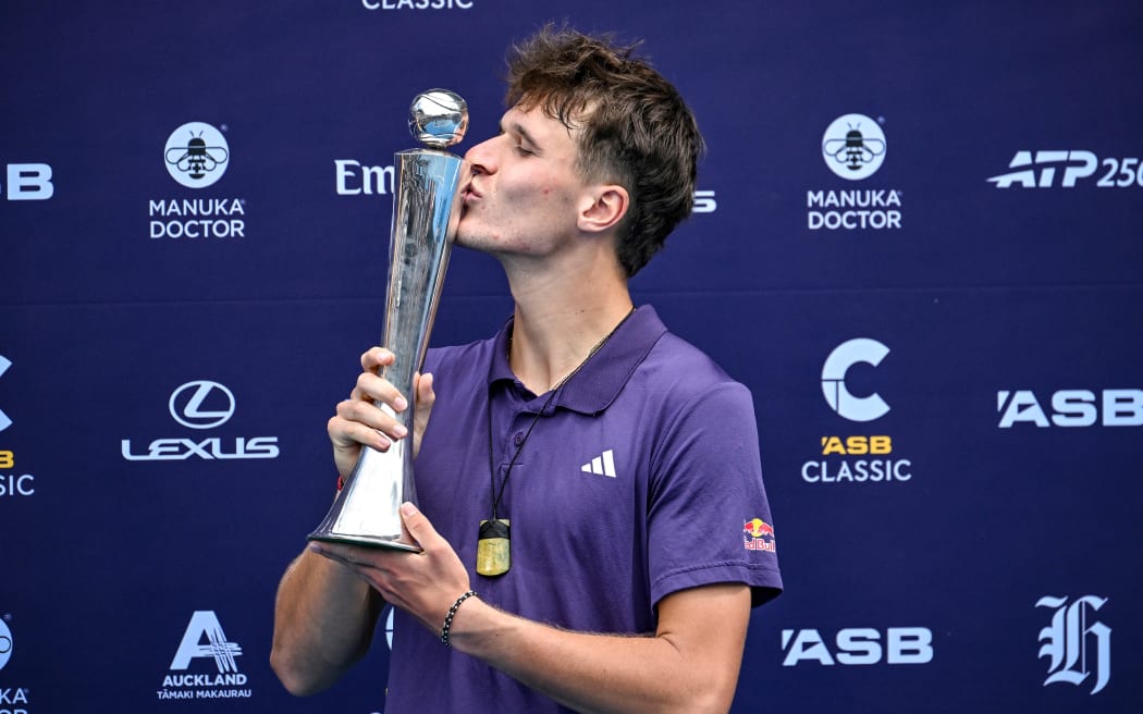 Jakub Mensik (CZE) kisses the trophy after winning the Men's singles final match of the ASB Classic Men’s ATP 250 tennis tournament at Manuka Doctor Arena, Auckland, New Zealand on Saturday 17 January 2026. Photo credit: Alan Lee / Photosport