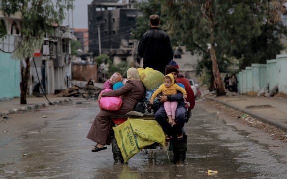 Palestinians transport belongings in Gaza City on 27 November, 2023, on the fourth day of a truce between Israel and Hamas.