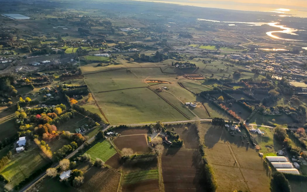 An aerial photo of the 95 hectares Kiwi Property has been given approval to rezone. It runs along the boundary with Brookfield Rd in the bottom left of the image out to the Hingaia Stream, which runs parallel to the Southern Motorway, and along Great South Rd.