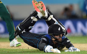 Daniel Vettori dives to avoid being run-out.
