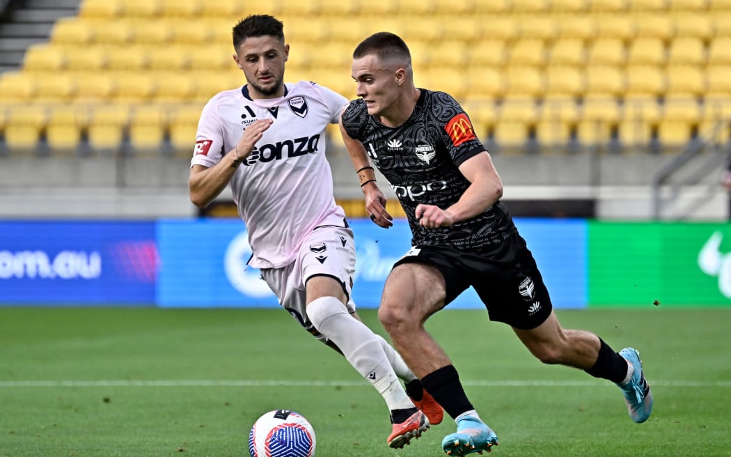 Ben Old of the Phoenix and Jake Brimmer of the Victory compete for the ball during the A-League - Wellington Phoenix v Melbourne Victory FC at Sky Stadium, Wellington, New Zealand on Friday 19 January 2024
Copyright photo: Masanori Udagawa /  www.photosport.nz