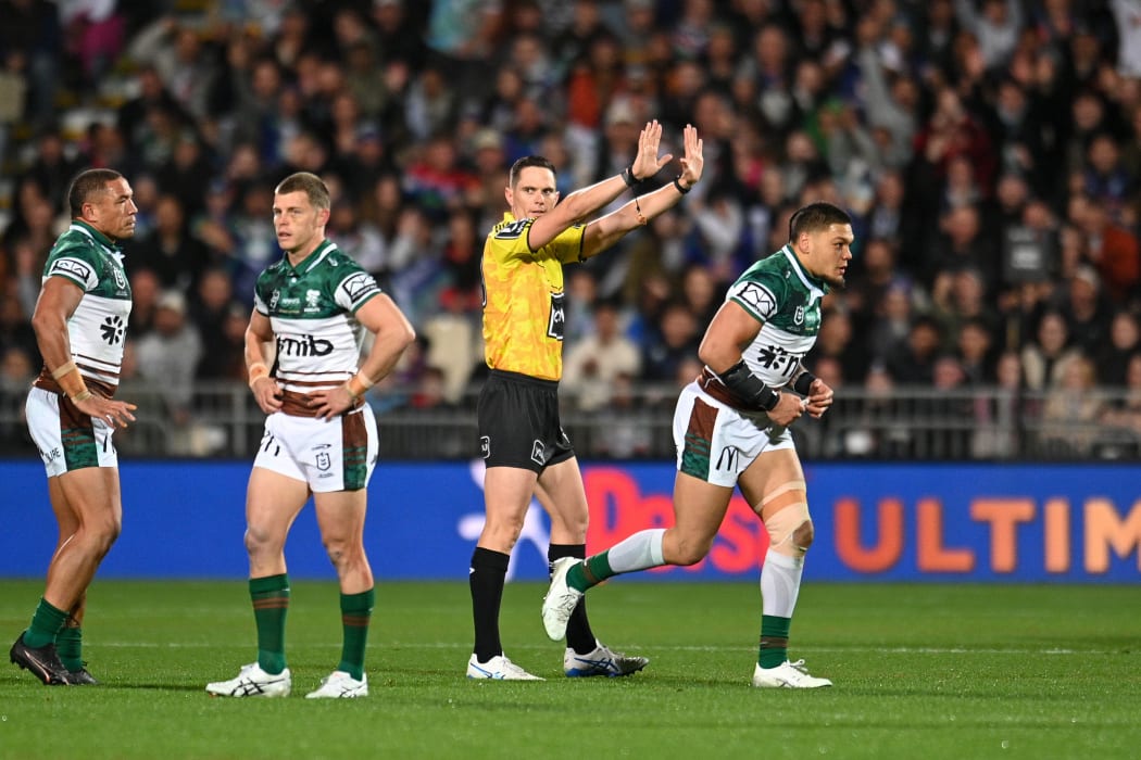 Referee Wyatt Raymond sinbins Leo Thompson (10) with Tyson Frizell (l) and Jayden Brailey (14) of the Knights during the NRL Telstra Premiership, Warriors Vs Knights at the Apollo Projects Stadium, Christchurch, New Zealand, 25th April 2025. Copyright photo: John Davidson / www.photosport.nz