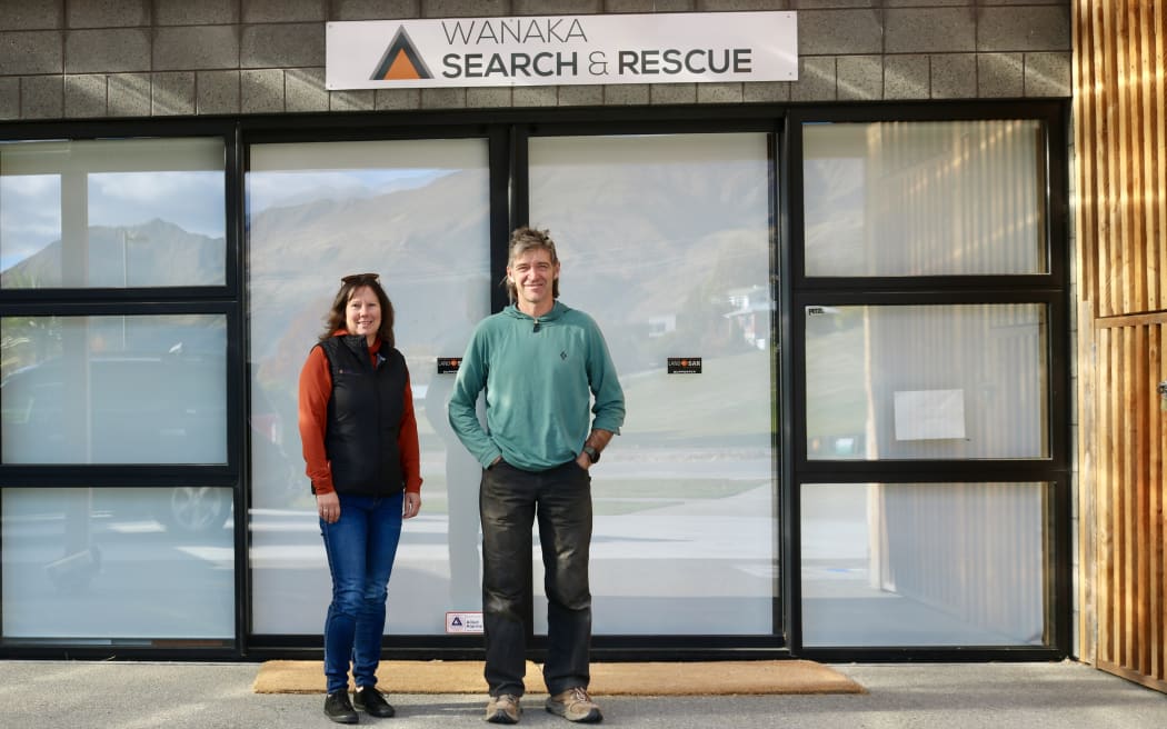 Wānaka Search and Rescue chair Raewyn Calhaem (L) and alpine cliff rescue team leader Davie Robinson.