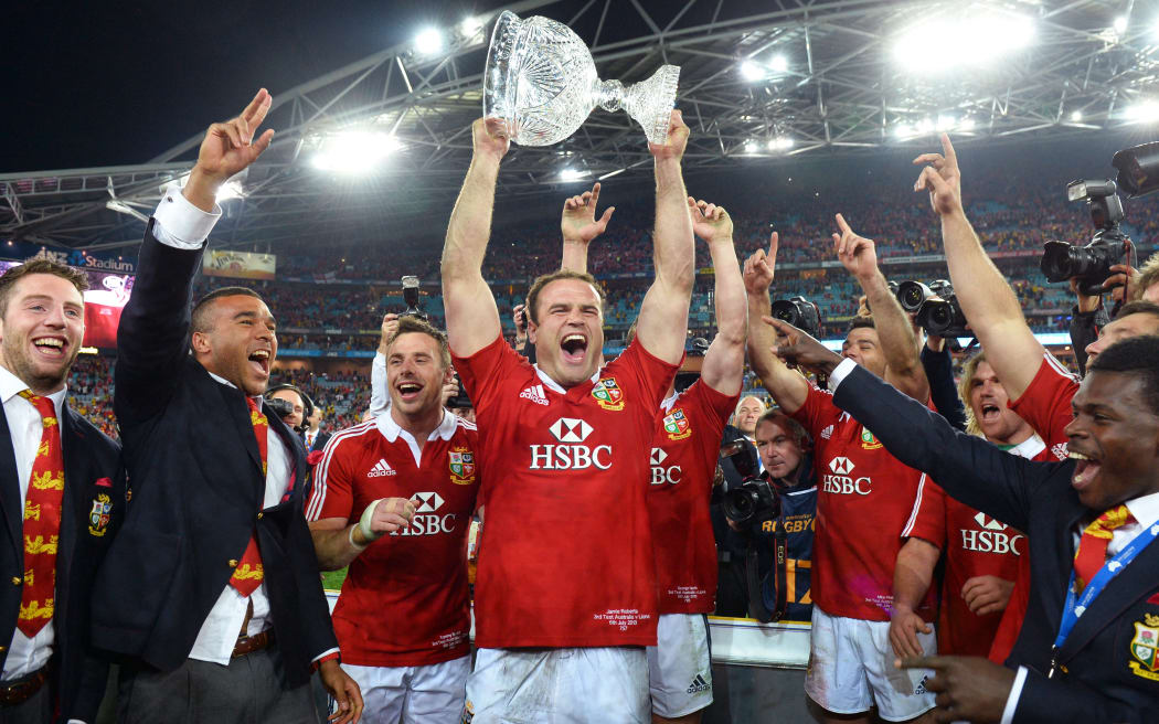 British and Irish Lions centre Jamie Roberts (C) lifts the trophy after the Lions defeated the Australian Wallabies in the third rugby Test match played in Sydney on July 6, 2013.   AFP PHOTO/William WEST  IMAGE RESTRICTED TO EDITORIAL USE - STRICTLY NO COMMERCIAL USE (Photo by WILLIAM WEST / AFP)
