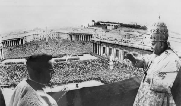 Pope John XXIII gives his "urbi et orbi" blessing from the balcony of St. Peter's Basilica where he celebrates Easter Mass on 22 April, 1962, before more than 200,000 faithful gathered in the square of St. Peter's Basilica in Rome.