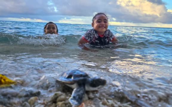Sonic, turtle in the care of young Filomena Fatia and Paulina Fatia.