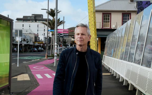 Guyon Espiner walking down Karangahape Road in the documentary 'Guyon Espiner: Wasted'