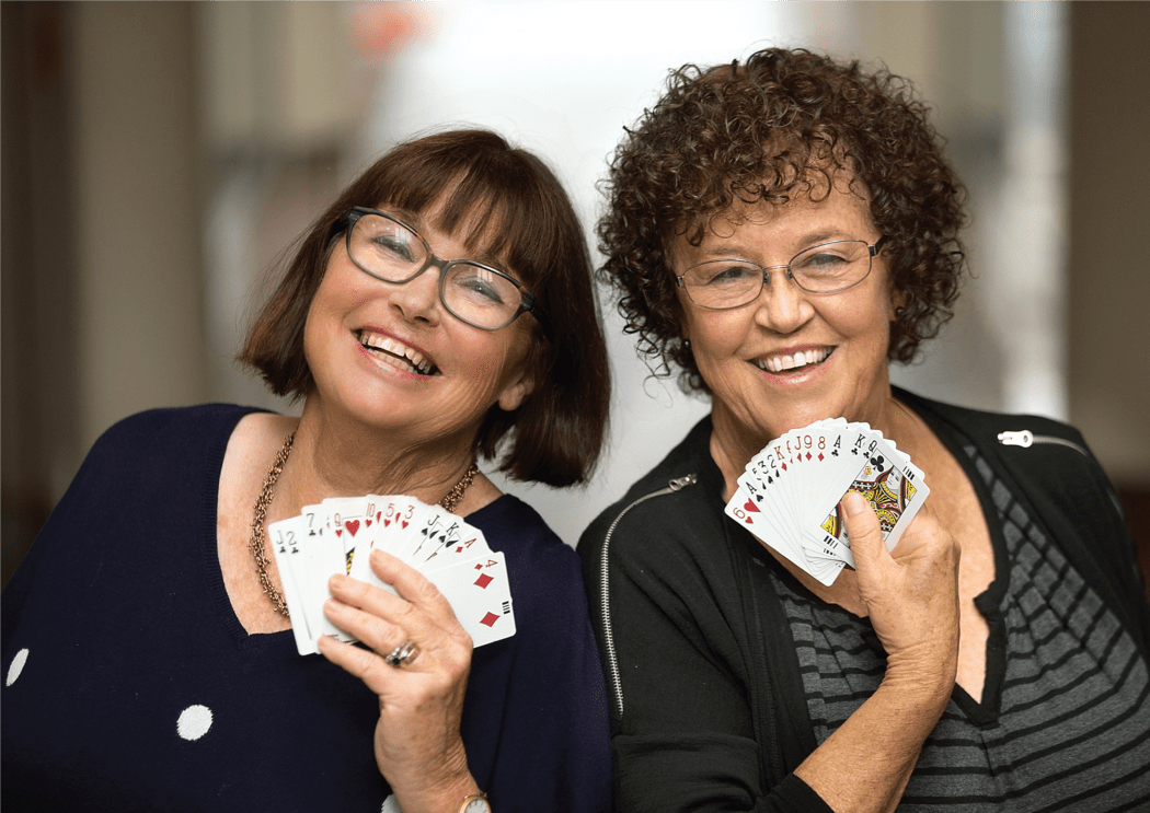 2 women playing bridge