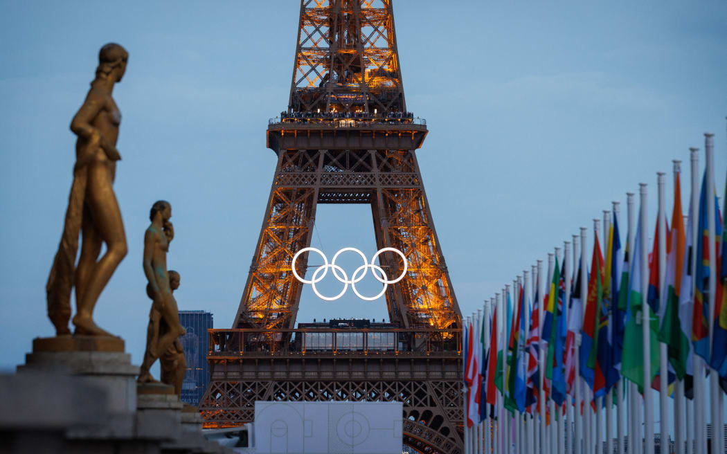 FRANCE - PARIS - 07/24/2024 - PARIS 2024 OLYMPICS, WEATHER - The Eiffel Tower, seen decorated with Olympic hoops, in the city of Paris, this Wednesday (24). The Olympic Games are held between July 26th and August 11th. Photo: Rodolfo Buhrer/AGIF (Photo by Rodolfo Buhrer / AGIF / AGIF via AFP)