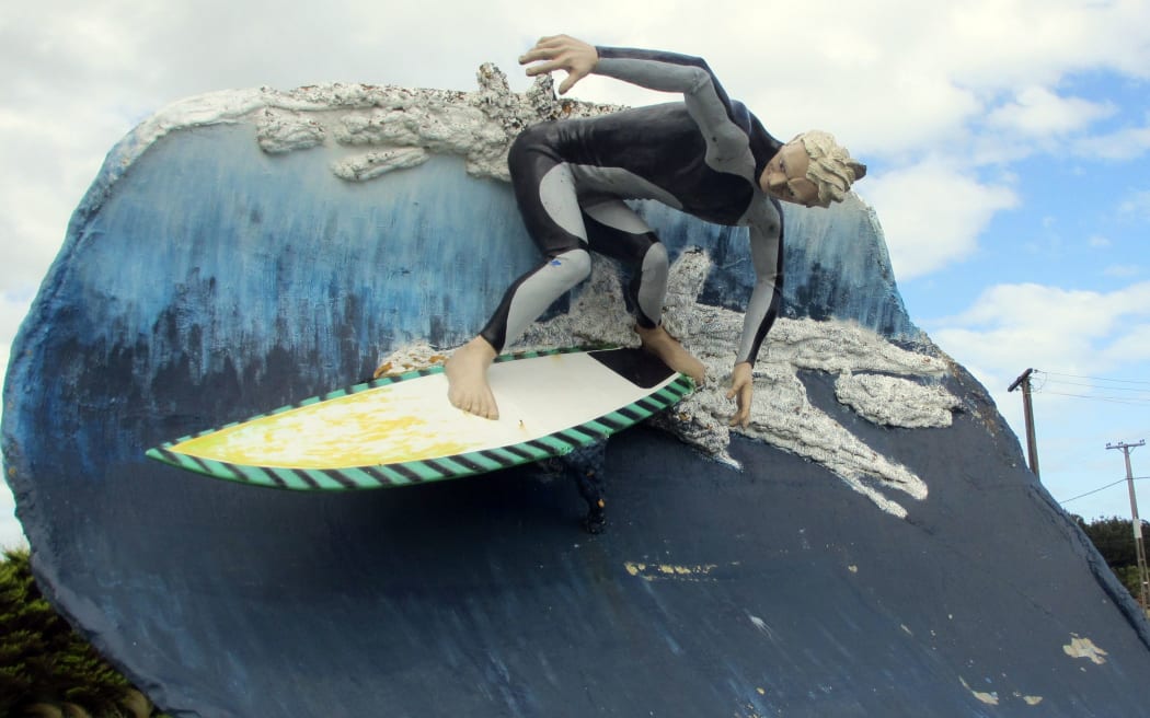 Big Surfer riding a wave statue in Colac Bay, Southland, New Zealand
Date	28 February 2016
The seaside settlement is home to about 60 permanent residents, plus this giant concrete surfer.