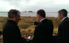 Environment Southland's Warren Tuckey (L), Prime Minister John Key and Primary Industries Minister Nathan Guy.