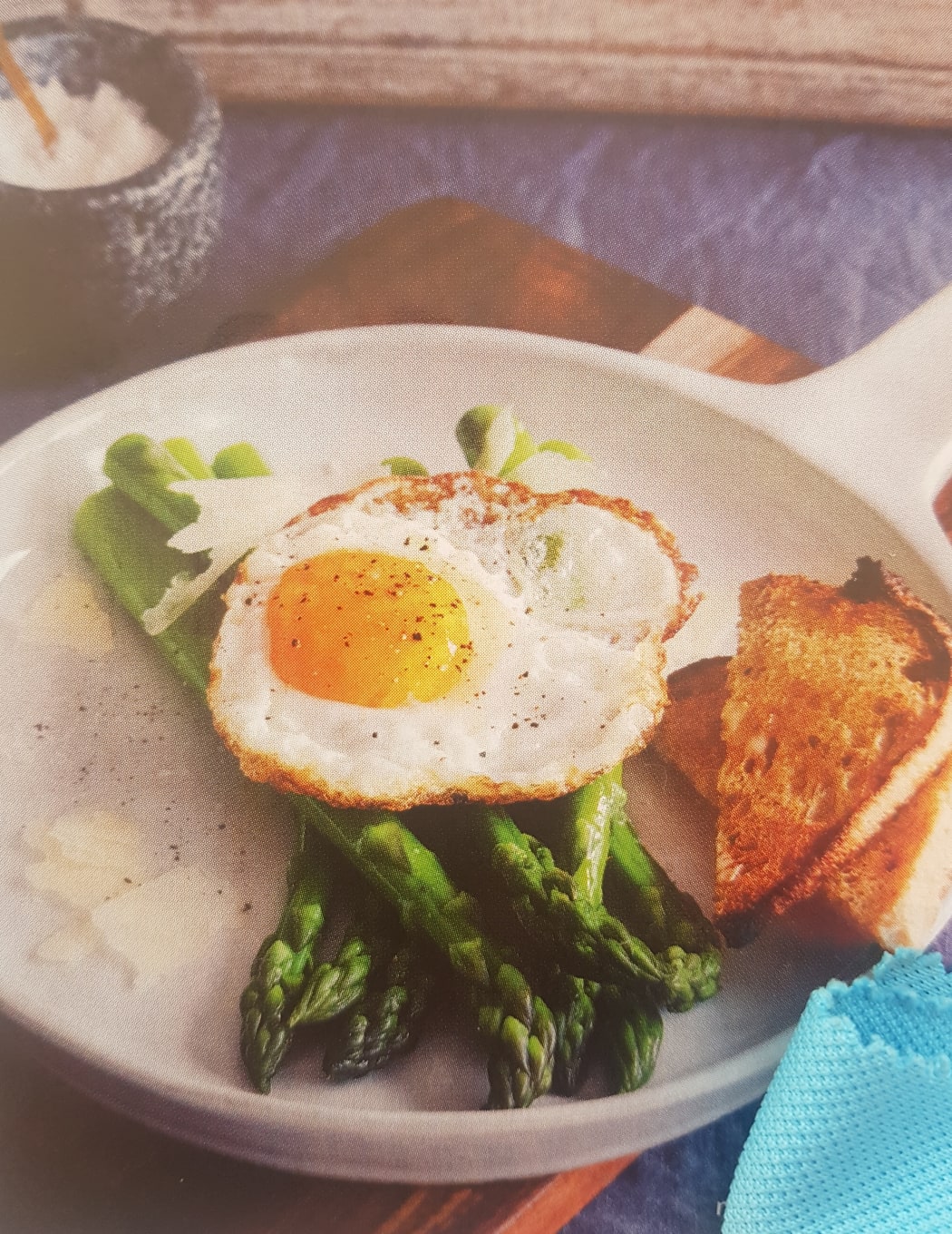 Breakfast asparagus with crispy egg
