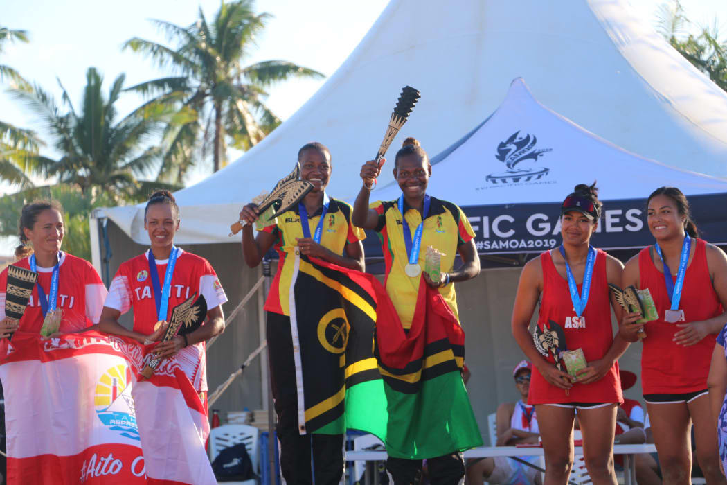 Miller Pata and Sherysyn Toko celebrate winning gold for Vanautu.