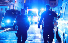 23 August 2024, North Rhine-Westphalia, Solingen: Police stand near the scene. There were fatalities and injuries in an attack at the city's 650th anniversary celebrations. The murder weapon was presumably a knife, according to police sources. The police sounded a major alarm. Photo: Gianni Gattus/dpa (Photo by Gianni Gattus / DPA / dpa Picture-Alliance via AFP)