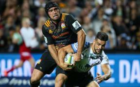 Charlie Ngatai and Ryan Louwrens compete for the ball.