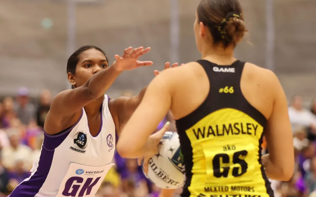 Lili Tokaduadua uses her long reach to defend a pass from Pulse shooter Amelia Walmsley. Photo: Michael Bradley