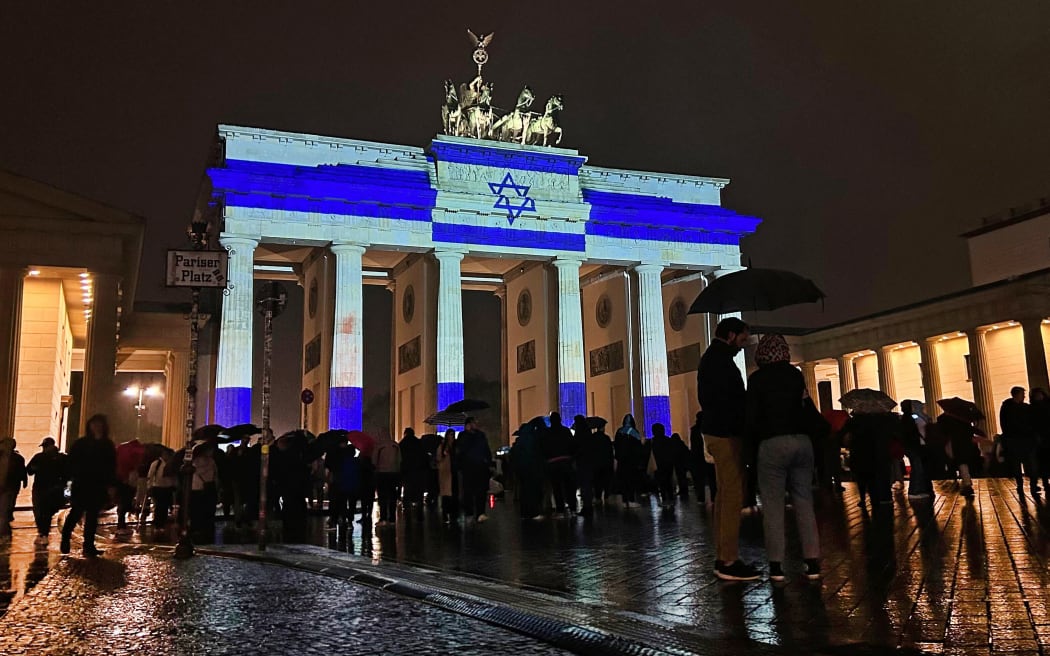 07 October 2023, Berlin: The Brandenburg Gate was illuminated in the colors of the Israeli flag on Saturday evening as a show of solidarity. According to a spokeswoman of the Berlin Senate Administration, this was done at the request of the Governing Mayor Kai Wegner (CDU). Photo: Sven Käuler/dpa (Photo by Sven Käuler / DPA / dpa Picture-Alliance via AFP)
