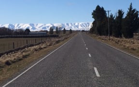 A section of road in the Ida Valley between Ranfurly and Alexandra.