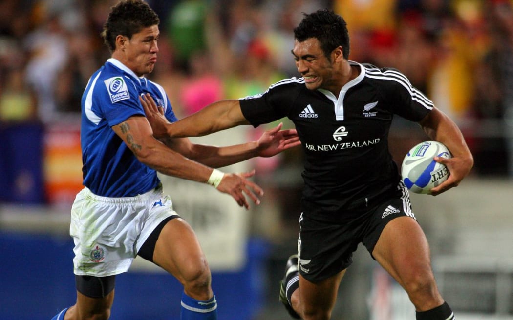 Victor Vito fends off Samoa's Mikaele Pesamino in the 2008 Wellington Sevens final, 2 February 2008. Photo: Dave Lintott/PHOTOSPORT