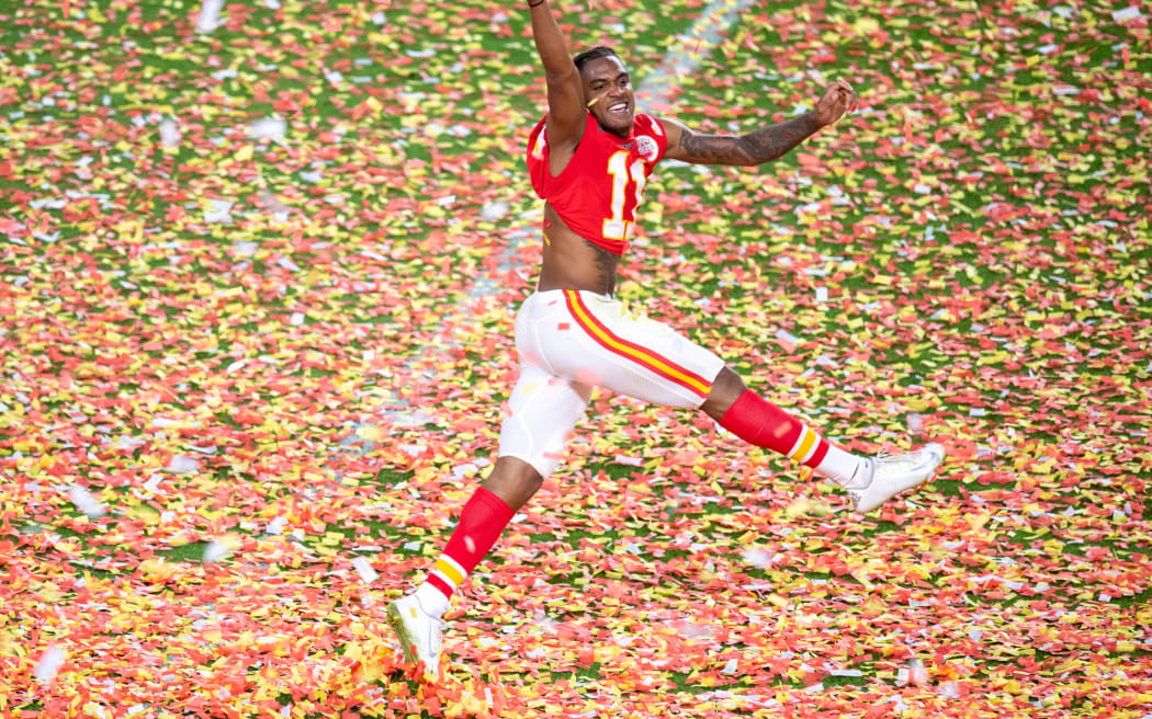 O wide receiver do Kansas City Chiefs, Demarcus Robinson, pula no confete enquanto comemora a vitória no jogo NFL Super Bowl LIV de 2020 contra o San Francisco 49ers.