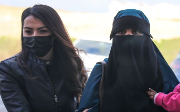 A 26-year-old New Zealand citizen and two children were taken to court at Hatay under security measures. Turkye's Ministry of National Defence said they tried to enter from Syria illegally.