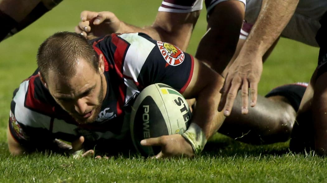 Simon Mannering scores a try against the Sea Eagles.