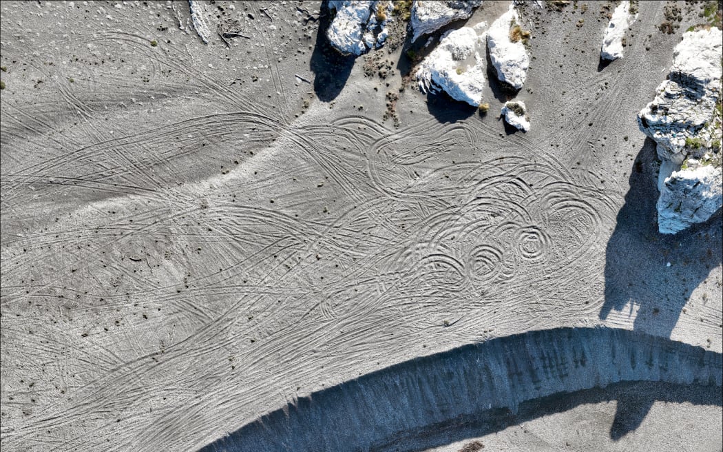 Needles on ⁤Marl beach