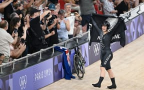 New Zealand's Ellesse Andrews celebrates winning the women's track cycling keirin final for gold of the Paris 2024 Olympic Games at the Saint-Quentin-en-Yvelines National Velodrome in Montigny-le-Bretonneux, south-west of Paris, on August 8, 2024. (Photo by SEBASTIEN BOZON / AFP)