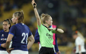 WELLINGTON, NEW ZEALAND - OCTOBER 21: Referee Hollie Davidson signals a penalty for a head high tackle after showing a red card to Chryss Viliko of New Zealand during the WXV1 match between France and New Zealand Black Ferns at Sky Stadium on October 21, 2023 in Wellington, New Zealand. (Photo by Hagen Hopkins/Getty Images)