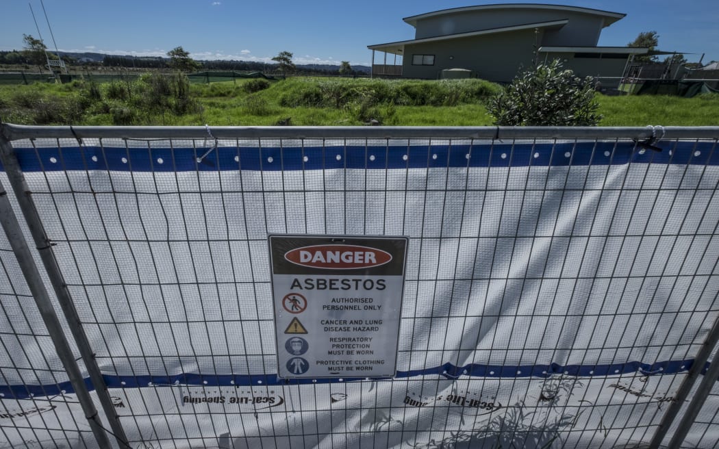 Hobsonville Primary School have asbestos that needs to be removed as soon as possible but some parents say that it should wait till the school holidays so that less children are around once it becomes airbourne.