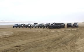 A four-wheel drive group gathers on Ripirō Beach.