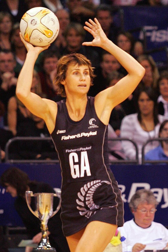 Tania Dalton in action for the Silver Ferns in 2006.