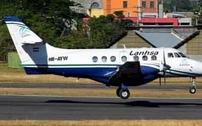 Handout picture released by Honduran Police on March 17, 2025, shows the Lanhsa air plane which crashed after taking off in Roatan. At least six people died when a small plane carrying 17 people skidded off the runway while taking off from the Honduran Caribbean island of Roatan and crashed into the sea, fire officials said. (Photo by Handout / HONDURAN POLICE / AFP) / RESTRICTED TO EDITORIAL USE - MANDATORY CREDIT "AFP PHOTO / HONDURAN POLICE / HANDOUT /  " - NO MARKETING NO ADVERTISING CAMPAIGNS - DISTRIBUTED AS A SERVICE TO CLIENTS